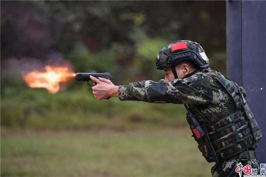 重庆武警开展多科目实弹射击训练