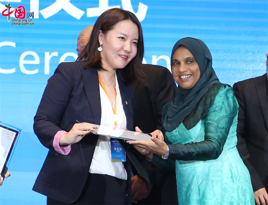 颜晶出席2019一带一路走出去国际论坛荣获论坛贡献奖