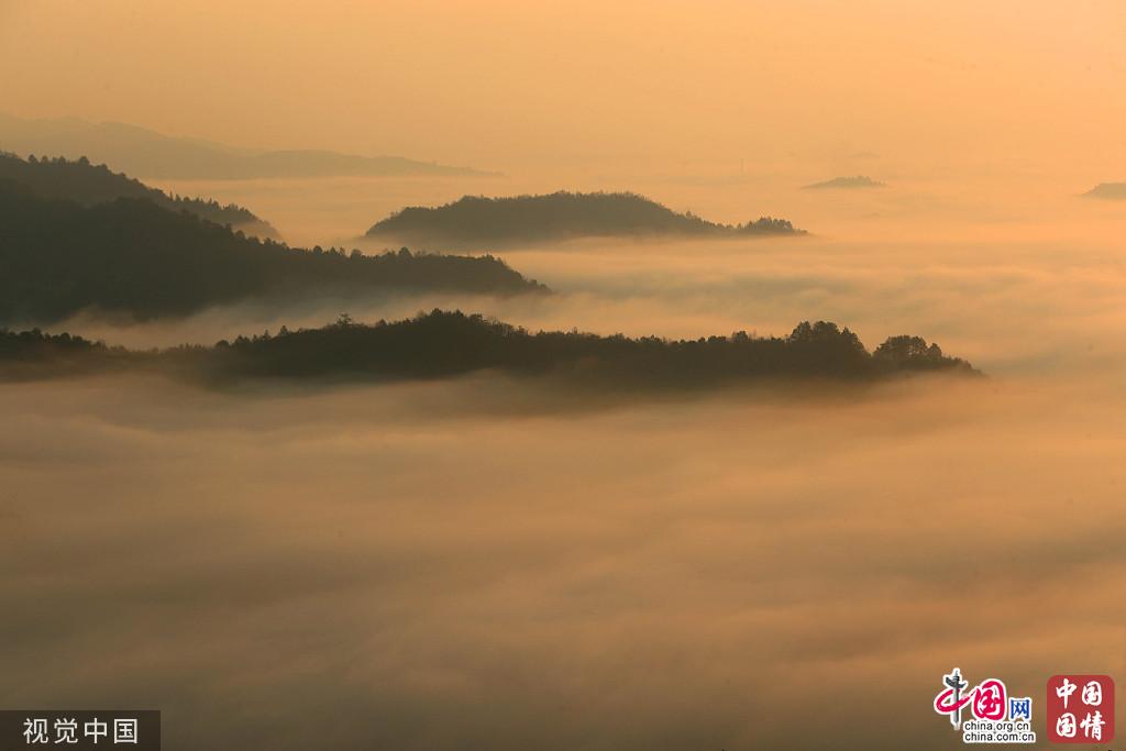 安徽黄山雨后平流雾笼罩休宁似仙境