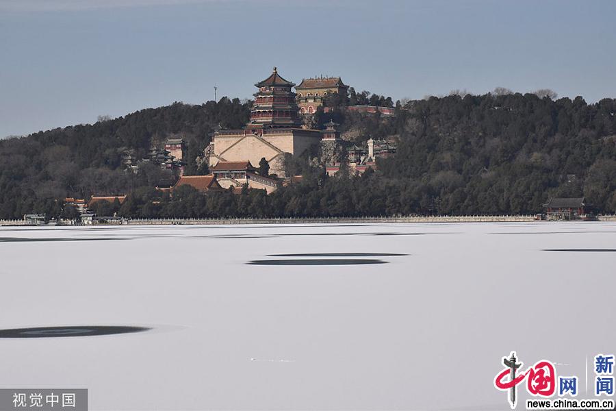 2019年11月30日,北京,初雪过后,颐和园雪景美如画.南山/视觉中国