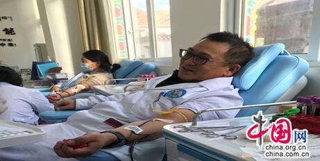 天津医科大学援藏医生许奎斌 血库告急下了手术台走上献血台