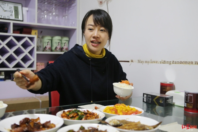 ▲ 薛春艳很喜欢下厨，这一桌子菜都是她自己做的。