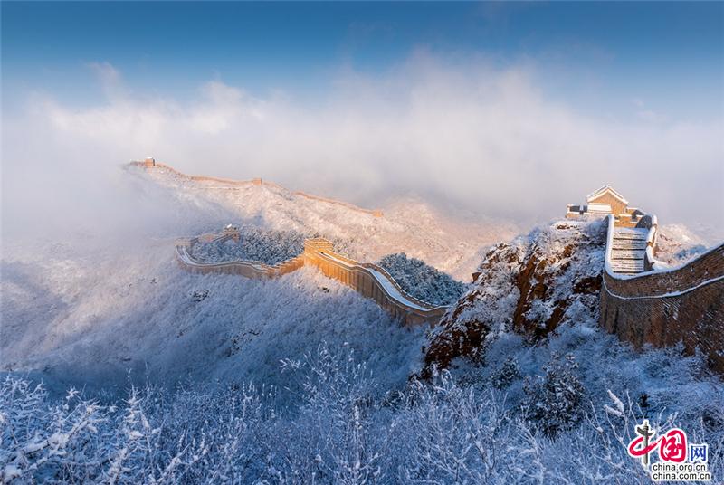 金山岭三月再遇飞雪长城春装款款亮人眼