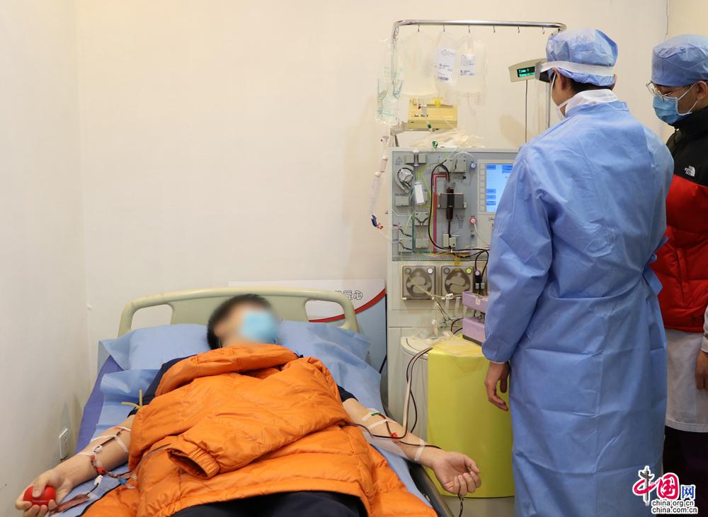 北京:两位新冠肺炎康复者主动捐献血浆救助重症患者