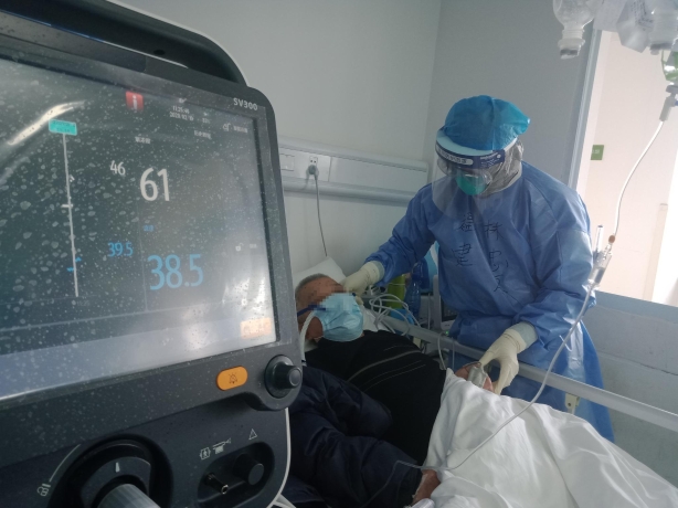 林忠厚在一线病房开展工作。受访者供图。