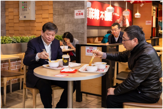 渝中区委书记区长为重庆美食节站台打call支持餐饮业率先复苏