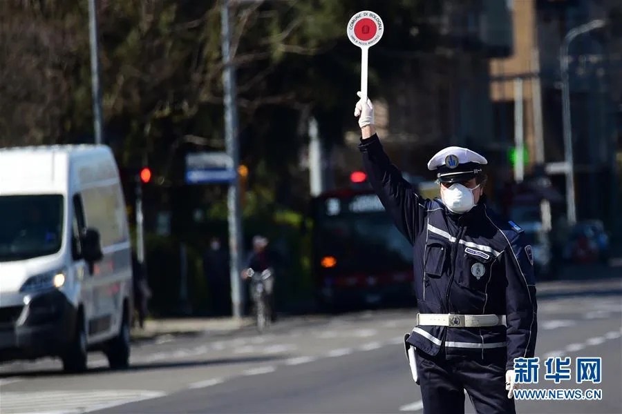 3月23日,在意大利博洛尼亚街头,警察检查人们出行的"自我声明".