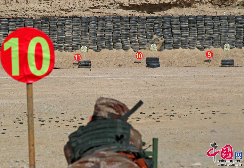 新疆军区某训练基地严密组织官兵进行轻武器实弹射击考核【组图】