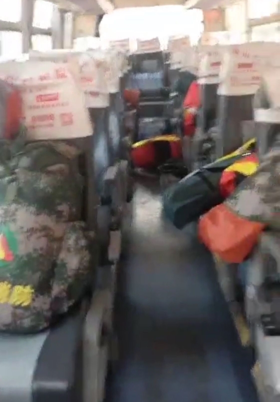 大巴车司机载着扑火队员的行李空车返回宁南县。受访者供图