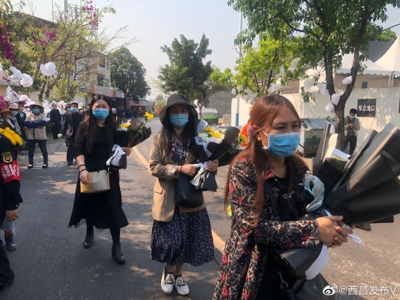 4月1日上午,西昌市民手拿白色、黄色菊花自发到西昌市殡仪馆悼念。来源:“西昌发布”官方微博