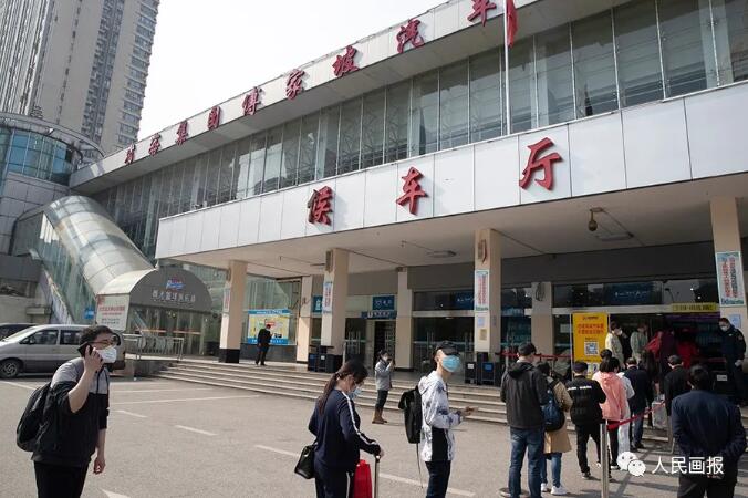 傅家坡长途汽车客运站候车厅,乘客排队进站.