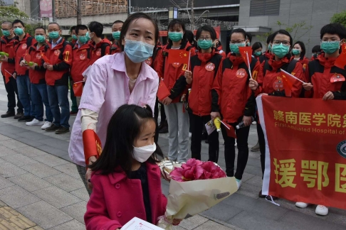 3月23日，李少云带着依依欢送赣南医疗队回家。