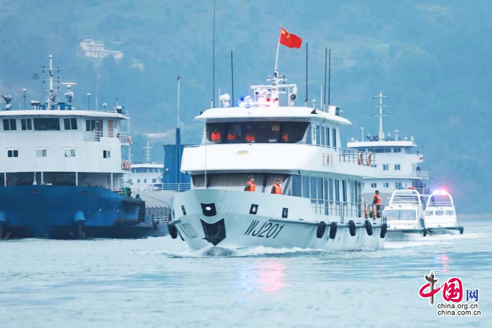 重庆:武警船艇支队"五一"假期护航黄金水道