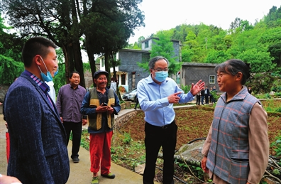 余长明在阿蓬江镇柒坨村调研.