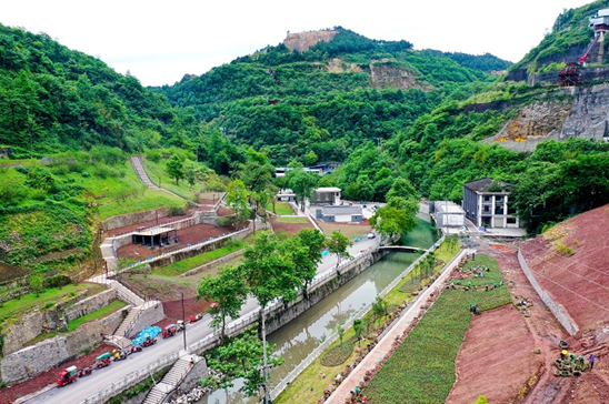 在原四川省华蓥山采煤区高顶山废弃矿区拍摄的正在治理开发的矿山公园