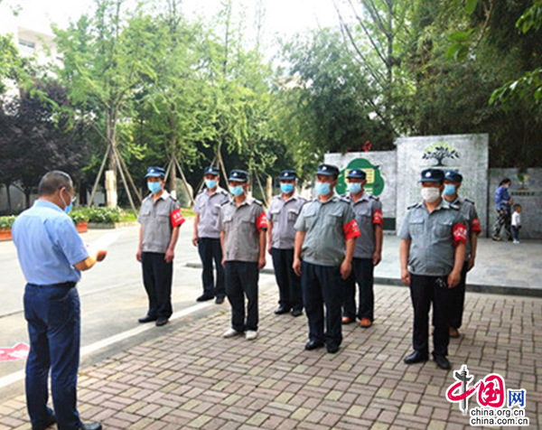 中国教育会上,学校党总支部书记张龙友组织学习龙泉驿区教育局《关于