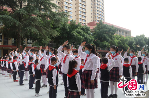 让红领巾飘起来!乐山通江小学一年级"四善少年"入队了