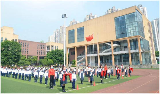 重庆市九龙坡区彩云湖小学在"六一"国际儿童节到来之际,举行了"红领巾