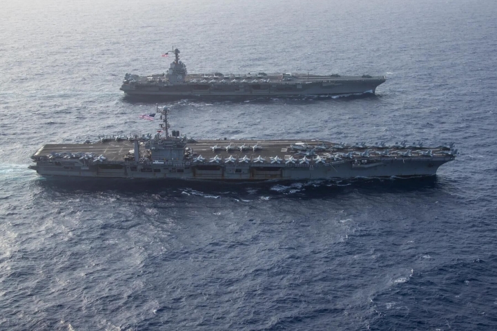 美国海军当天发布了尼米兹级航母杜鲁门号和福特级新型航母首舰