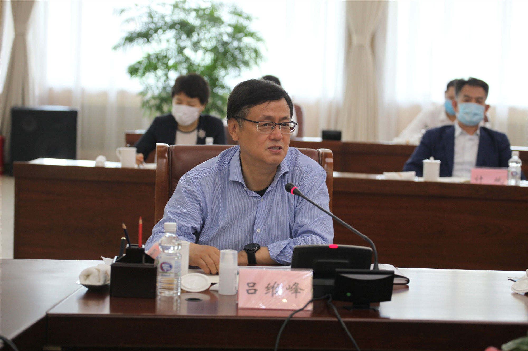 1省政协副主席吕维峰出席会议并发言.jpg