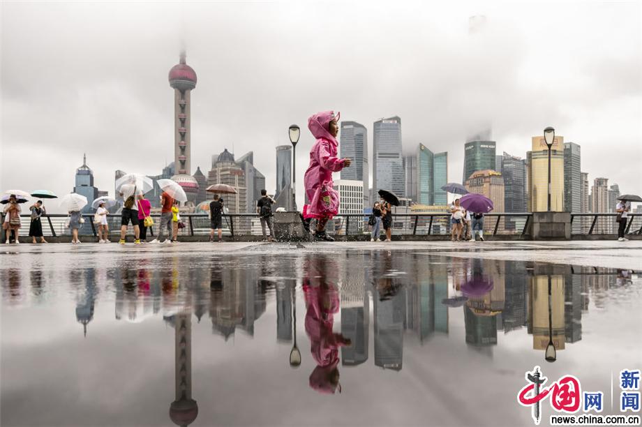上海进入梅雨季雨中外滩景色清秀别具风情4