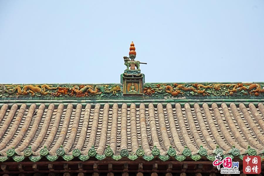 天王殿屋脊正中琉璃宝顶上有明"弘治十二年八月二十六日"题记,乃明代