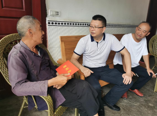 宜宾筠连县:贾圣君走访慰问困难党员