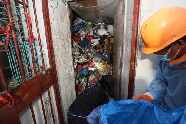 因垃圾太多,侯某家的大门已经变形。法院供图