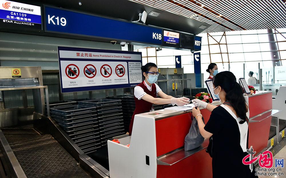 首航旅客办理值机手续.吕俊杰摄