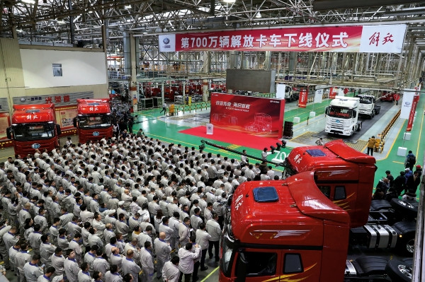 汽车制造厂试制车间,那是中国人造自己的小汽车的历史性开端……1956