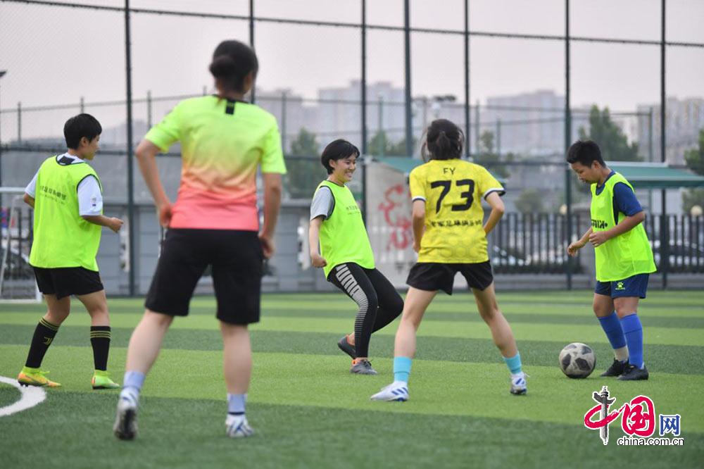 场上也不乏女足球员的身影,足球在她们脚下自如的运转着,踢得热火朝天
