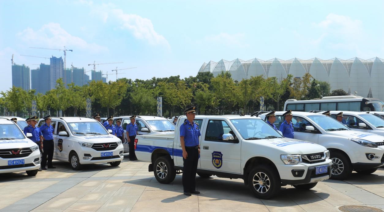 荆州市沙市区举行城管执法执勤车辆交接及配发仪式