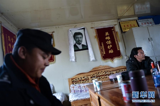 可可西里巡山队员尼玛扎西(右)与队友龙周在索南达杰保护站休息(2015年12月26日摄)。新华网 图