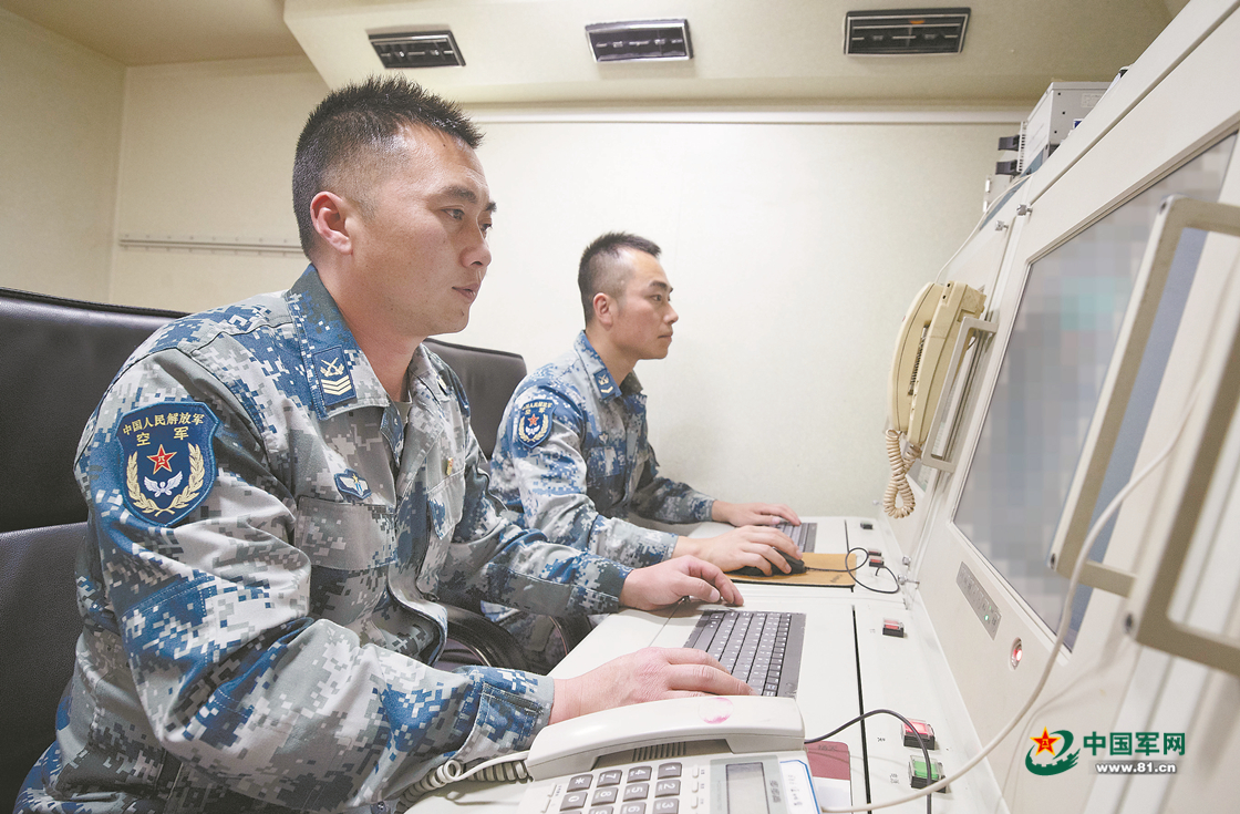 无形战场织天网西部战区空军某边防雷达站练兵备战掠影4
