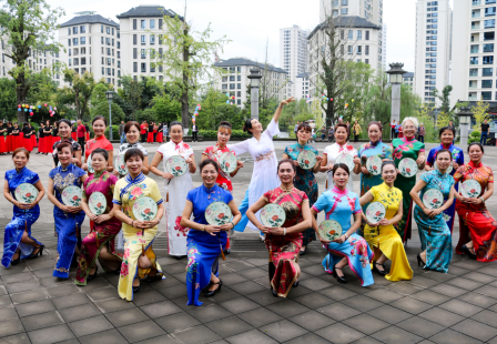 图为蓥城中老年市民在安丙主题文化公园秀旗袍.