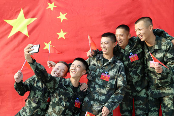 我和国旗合个影:武警官兵祝福祖国繁荣昌盛_新闻中心_中国网