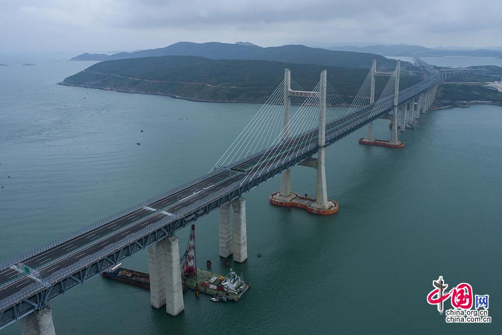 世界最长跨海峡公铁两用大桥公路面试通车[组图]