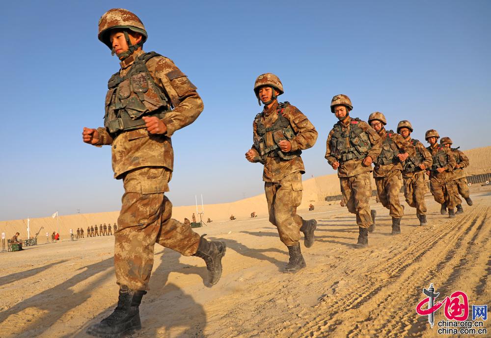 打响新训第一枪新疆军区某训练基地组织新兵射击考核组图