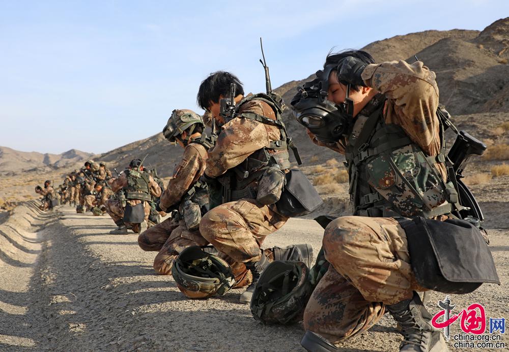 高清大图直击新疆军区某新兵连入伍首次野营拉练组图
