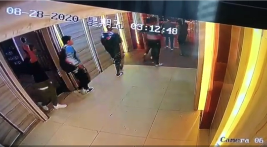 监控视频显示，当日凌晨三时许小浩（化名）一行人仍在KTV楼下徘徊。图中蓝衣男为小浩。