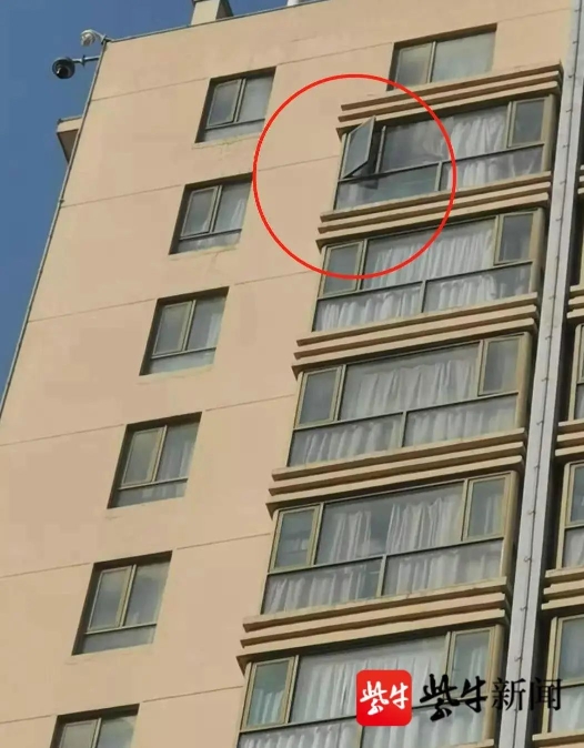 小卓从酒店15楼窗户（画红圈处）坠落身亡