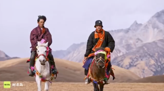 ▲丁真在高山草甸骑马(旅游宣传片《丁真的世界》截图)