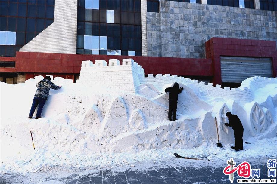 壮美逼真!哈尔滨现大型微长城雪雕景观