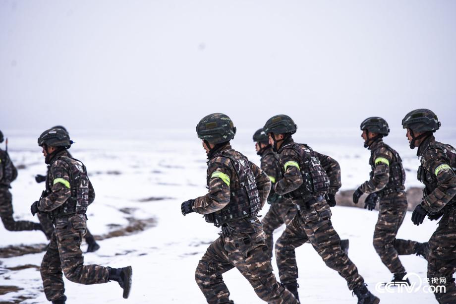 冰天雪地练精兵武警特战队员战严寒斗风雪