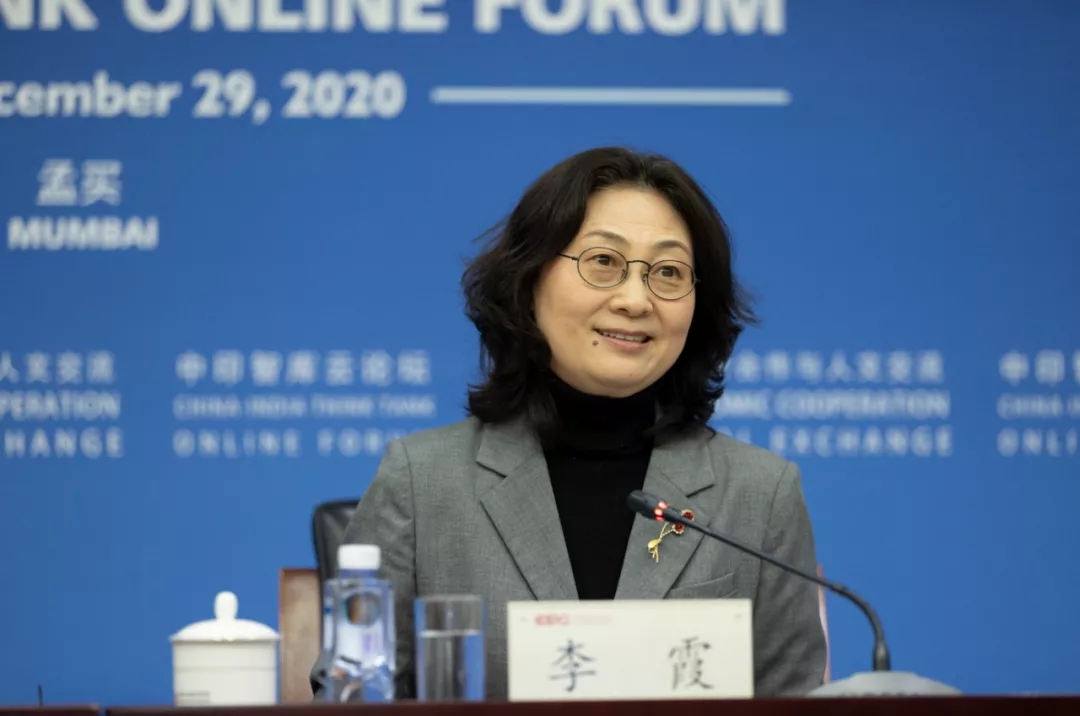 人民画报社总编辑李霞主持论坛致辞环节.摄影/段崴