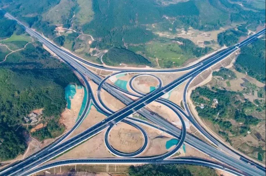 中国建筑联通粤桂新动脉广西大浦高速提前分段通车