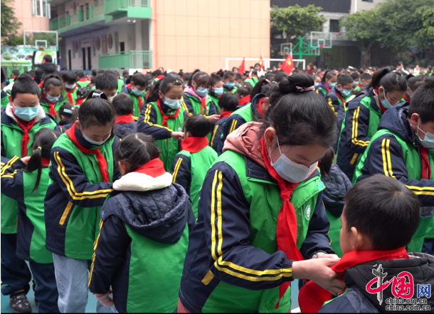 红领巾心向党乐山县街小学举行少先队入队仪式