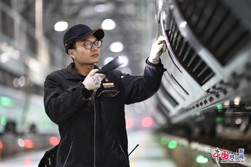 检修人员检修动车. 中国网发 苏志刚/摄