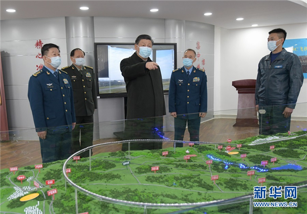 习近平春节前夕视察看望空军航空兵某师(图2)