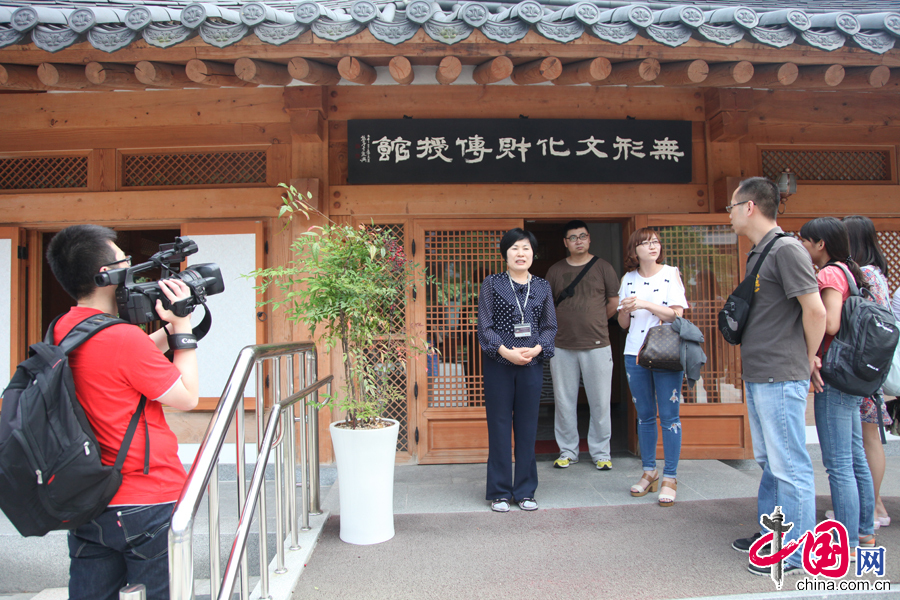 6月18日，“韩国全罗南道考察团”到达光州，并参观考察了无等山国立国家公园，图为无等山国立公园负责人讲解。 中国网记者 李佳摄影 